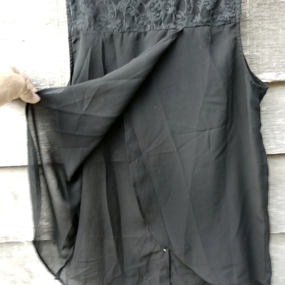 🖤VTG. Black Sleeveless 🎉FANCY🎉Lace Top Gold Buttons Lightweight - Picture 9 of 10